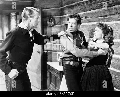 Randolph Scott, Lee Marvin & Donna Reed Film: Hangman'S Knot (1952) personaggi: Major Matt Stewart, Rolph Bainter, Molly Hull regista: Roy Huggins 15 novembre 1952 **AVVERTENZA** questa fotografia è solo per uso editoriale ed è copyright delle IMMAGINI COLUMBIA e/o del fotografo assegnato dalla Film o dalla Production Company e può essere riprodotta solo da pubblicazioni in concomitanza con la promozione del film di cui sopra. È richiesto un credito obbligatorio per LE FOTO DI COLUMBIA. Il fotografo deve essere accreditato anche quando è noto. Nessun uso commerciale può essere concesso senza l'autorizzazione scritta da parte di Foto Stock