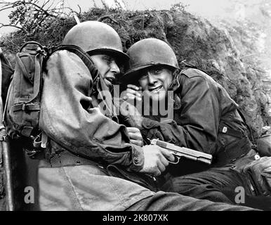 Frank Sinatra & Tony Curtis Film: Kings Go Forth (1955) personaggi: 1st Lt. Sam Loggins & CPL. Britt Harris regista: Delmer Daves 28 giugno 1958 **AVVERTENZA** questa fotografia è solo per uso editoriale ed è copyright di MGM e/o del fotografo assegnato dalla Film o dalla Production Company e può essere riprodotta solo da pubblicazioni in concomitanza con la promozione del film di cui sopra. È richiesto un credito obbligatorio a MGM. Il fotografo deve essere accreditato anche quando è noto. Nessun uso commerciale può essere concesso senza autorizzazione scritta da parte della Film Company. Foto Stock