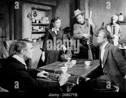 Randolph Scott, Donna Reed & Lee Marvin Film: Hangman'S Knot (1952) personaggi: Major Matt Stewart, Molly Hull, Rolph Bainter regista: Roy Huggins 15 novembre 1952 **AVVERTENZA** questa fotografia è solo per uso editoriale ed è copyright delle IMMAGINI COLUMBIA e/o del fotografo assegnato dalla Film o dalla Production Company e può essere riprodotta solo da pubblicazioni in concomitanza con la promozione del film di cui sopra. È richiesto un credito obbligatorio per LE FOTO DI COLUMBIA. Il fotografo deve essere accreditato anche quando è noto. Nessun uso commerciale può essere concesso senza l'autorizzazione scritta da parte di Foto Stock