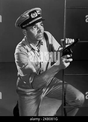 James Mason Film: The Decks Ran Red (1953) personaggi: Cap. Edwin Rummill regista: Andrew L. Stone 10 ottobre 1958 **AVVERTENZA** questa fotografia è solo per uso editoriale ed è copyright di MGM e/o del fotografo assegnato dalla Film o dalla Production Company e può essere riprodotta solo da pubblicazioni in concomitanza con la promozione del film di cui sopra. È richiesto un credito obbligatorio a MGM. Il fotografo deve essere accreditato anche quando è noto. Nessun uso commerciale può essere concesso senza autorizzazione scritta da parte della Film Company. Foto Stock