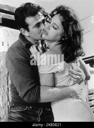 Stuart Whitman & Dorothy Dandridge Film: The Decks Ran Red (1954) personaggi: Leroy Martin & Mahia regista: Andrew L. Stone 10 ottobre 1958 **AVVERTENZA** questa fotografia è solo per uso editoriale ed è copyright di MGM e/o del fotografo assegnato dalla Film o dalla Production Company e può essere riprodotta solo da pubblicazioni in concomitanza con la promozione del film di cui sopra. È richiesto un credito obbligatorio a MGM. Il fotografo deve essere accreditato anche quando è noto. Nessun uso commerciale può essere concesso senza autorizzazione scritta da parte della Film Company. Foto Stock