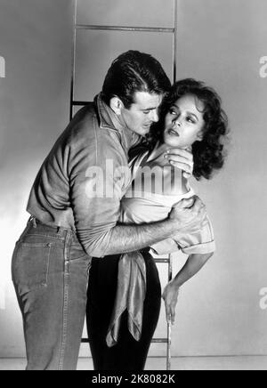 Stuart Whitman & Dorothy Dandridge Film: The Decks Ran Red (1957) personaggi: Leroy Martin & Mahia regista: Andrew L. Stone 10 ottobre 1958 **AVVERTENZA** questa fotografia è solo per uso editoriale ed è copyright di MGM e/o del fotografo assegnato dalla Film o dalla Production Company e può essere riprodotta solo da pubblicazioni in concomitanza con la promozione del film di cui sopra. È richiesto un credito obbligatorio a MGM. Il fotografo deve essere accreditato anche quando è noto. Nessun uso commerciale può essere concesso senza autorizzazione scritta da parte della Film Company. Foto Stock