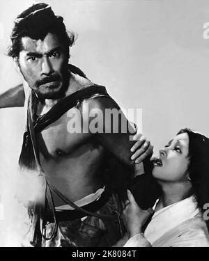 Toshiro Mifune & Machiko Kyo Film: Rashomon, in the Woods (1957) personaggi: Tajomaru & Masako Kanazawa regista: Akira Kurosawa 25 agosto 1950 **AVVERTENZA** questa fotografia è solo per uso editoriale ed è copyright di RKO e/o del fotografo assegnato dalla Film o dalla Production Company e può essere riprodotta solo da pubblicazioni in concomitanza con la promozione del film di cui sopra. È richiesto un credito obbligatorio a RKO. Il fotografo deve essere accreditato anche quando è noto. Nessun uso commerciale può essere concesso senza autorizzazione scritta da parte della Film Company. Foto Stock