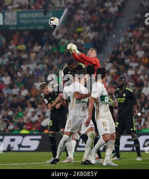 Elche, Spagna. 19th Ott 2022. Andriy Lunin (top), portiere del Real Madrid, punisce la palla durante una partita di calcio la Liga tra Elche CF e Real Madrid a Elche, Spagna, 19 ottobre 2022. Credit: Str/Xinhua/Alamy Live News Foto Stock