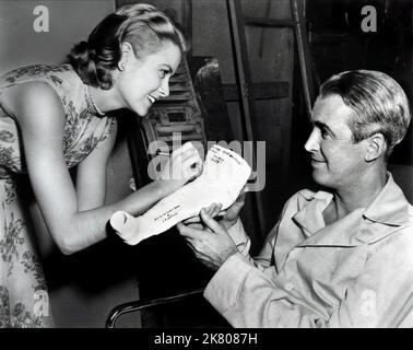 Grace Kelly & James Stewart Film: Lunotto (USA 1954) regista: Alfred Hitchcock 04 agosto 1954 **AVVERTENZA** questa fotografia è solo per uso editoriale ed è copyright di PARAMOUNT e/o del fotografo assegnato dalla Film o dalla Production Company e può essere riprodotta solo da pubblicazioni in concomitanza con la promozione del film di cui sopra. È richiesto un credito obbligatorio a PARAMOUNT. Il fotografo deve essere accreditato anche quando è noto. Nessun uso commerciale può essere concesso senza autorizzazione scritta da parte della Film Company. Foto Stock