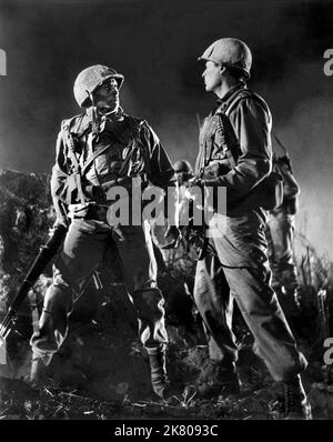 Woody Strode & Gregory Peck Film: Collina del costone di maiale (1950) personaggi: Pvt. Franklin & Lt. Joe Clemons Direttore: Lewis Milestone 29 maggio 1959 **AVVERTENZA** questa fotografia è solo per uso editoriale ed è copyright di UNITED ARTISTS e/o del fotografo assegnato dalla Film o dalla Production Company e può essere riprodotta solo da pubblicazioni in concomitanza con la promozione del film di cui sopra. È richiesto un credito obbligatorio per GLI ARTISTI UNITI. Il fotografo deve essere accreditato anche quando è noto. Nessun uso commerciale può essere concesso senza autorizzazione scritta da parte della Film Company. Foto Stock