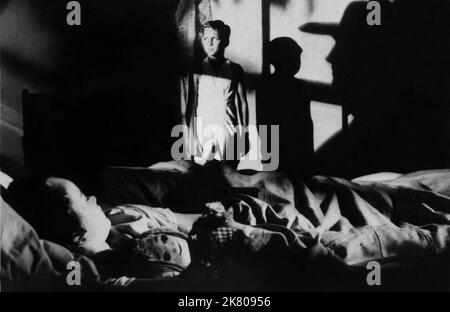 Sally Jane Bruce, Billy Chapin Film: The Night of the Hunter (USA 1955) personaggi: Pearl Harper, John Harper / Literaturverfilmung (basato sul libro di Davis Grubb) regista: Charles Laughton 26 luglio 1955 **AVVERTENZA** questa fotografia è solo per uso editoriale ed è copyright di PAUL GREGORY PRODUCTIONS e/o del fotografo assegnato dalla Film o Production Company e può essere riprodotta solo da pubblicazioni in concomitanza con la promozione del film di cui sopra. È richiesto un credito obbligatorio a PAUL GREGORY PRODUCTIONS. Il fotografo deve essere accreditato anche quando è noto. Nessuna commercio Foto Stock