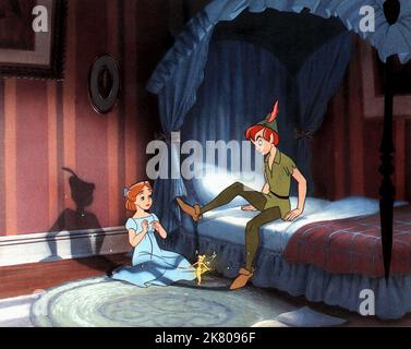 Wendy, Tinkerbell & Peter Pan Film: Peter Pan (USA 1953) personaggi: , & Peter Pan Regione: Clyde Geronimi, Hamilton Luske, Wilfred Jackson, regista: C Geronimi, H Luske, W Jackson 05 febbraio 1953 **AVVERTENZA** questa fotografia è solo per uso editoriale ed è copyright di DISNEY e/o del fotografo assegnato dalla Film o dalla Production Company e può essere riprodotta solo da pubblicazioni in concomitanza con la promozione del film di cui sopra. È richiesto un credito obbligatorio a DISNEY. Il fotografo deve essere accreditato anche quando è noto. Nessun uso commerciale può essere concesso senza autorizzazione scritta Foto Stock