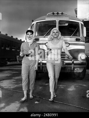 Joan Collins & Jayne Mansfield Film: The Wayward Bus (USA 1957) personaggi: Alice Chicoy & Camille Oakes regista: Victor Vicas 27 maggio 1957 **AVVERTENZA** questa fotografia è solo per uso editoriale ed è copyright di 20th CENTURY FOX e/o del fotografo assegnato dalla Film o dalla Production Company e può essere riprodotta solo da pubblicazioni in concomitanza con la promozione del film di cui sopra. È richiesto un credito obbligatorio a 20th CENTURY FOX. Il fotografo deve essere accreditato anche quando è noto. Nessun uso commerciale può essere concesso senza autorizzazione scritta da parte della Film Company. Foto Stock