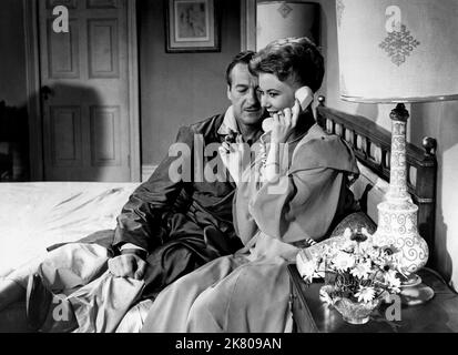 David Niven & Mitzi Gaynor Film: Happy Anniversary (USA 1959) personaggi: Chris Walters & Alice Walters Nee Gans regista: David Miller 10 novembre 1959 **AVVERTENZA** questa fotografia è solo per uso editoriale ed è copyright di PRODUZIONI DI CAMPI e/o del fotografo assegnato dalla Film o dalla Production Company e può essere riprodotta solo da pubblicazioni in concomitanza con la promozione del film di cui sopra. È richiesto un credito obbligatorio per LE PRODUZIONI DEI CAMPI. Il fotografo deve essere accreditato anche quando è noto. Nessun uso commerciale può essere concesso senza autorizzazione scritta da parte della Film Comp Foto Stock