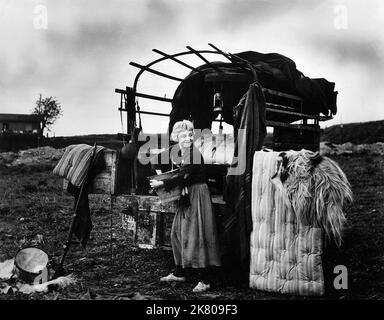 Giulietta Masina Film la strada (1958) personaggi: Gelsomina Regia: Federico Fellini 06 settembre 1954 **ATTENZIONE** questa fotografia è ad uso esclusivamente editoriale ed è copyright di TRANS LUX e/o del fotografo assegnato dalla Film o Production Company e può essere riprodotta solo da pubblicazioni in concomitanza con la promozione del suddetto Film. È richiesto un credito obbligatorio per TRANS LUX. Il fotografo deve essere accreditato anche se conosciuto. Nessun uso commerciale può essere concesso senza l'autorizzazione scritta di The Film Company. Foto Stock