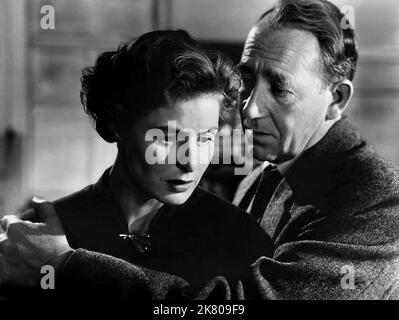 Ingrid Bergman, Mathias Wieman Film: Paura (non credo piu all'amore (la paura) personaggi: Irene Wagner, Professor Albert Wagner IT/De 1954) regista: Roberto Rossellini 05 novembre 1954 **AVVERTENZA** questa fotografia è solo per uso editoriale ed è copyright di GLORIA FILMVERLEIH e/o del fotografo assegnato dalla Film o dalla Società di produzione e può essere riprodotta solo da pubblicazioni in concomitanza con la promozione del film di cui sopra. È richiesto un credito obbligatorio a GLORIA FILMVERLEIH. Il fotografo deve essere accreditato anche quando è noto. Nessun uso commerciale può essere concesso senza writ Foto Stock