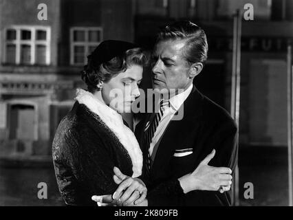 Ingrid Bergman & Kurt Kreuger Film: Paura (non credo piu all'amore (la paura) personaggi: Irene Wagner & Erich Baumann IT/De 1954) regista: Roberto Rossellini 05 novembre 1954 **AVVERTENZA** questa fotografia è solo per uso editoriale ed è copyright di GLORIA FILMVERLEIH e/o del fotografo assegnato dalla Film o dalla Società di produzione e può essere riprodotta solo da pubblicazioni in concomitanza con la promozione del film di cui sopra. È richiesto un credito obbligatorio a GLORIA FILMVERLEIH. Il fotografo deve essere accreditato anche quando è noto. Nessun uso commerciale può essere concesso senza autorizzazione scritta Foto Stock