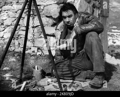 Anthony Quinn Film: La strada (1954) personaggi: Zampano regista: Federico Fellini 06 settembre 1954 **AVVERTENZA** questa fotografia è esclusivamente per uso editoriale ed è copyright di TRANS LUX e/o del fotografo assegnato dalla Società di produzione e può essere riprodotta solo da pubblicazioni in concomitanza con la promozione del film di cui sopra. È richiesto un credito obbligatorio per IL TRASFERIMENTO di LUX. Il fotografo deve essere accreditato anche quando è noto. Nessun uso commerciale può essere concesso senza autorizzazione scritta da parte della Film Company. Foto Stock