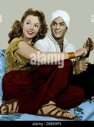 Piper Laurie & Tony Curtis Film: The Prince Who was A Thief (1959) personaggi: Tina & Julna regista: Rudolph Mate 03 luglio 1951 **AVVERTENZA** questa fotografia è solo per uso editoriale ed è copyright di UNIVERSAL e/o del fotografo assegnato dalla Film o dalla Società di produzione e può essere riprodotta solo da pubblicazioni in concomitanza con la promozione del film di cui sopra. È richiesto un credito obbligatorio a UNIVERSAL. Il fotografo deve essere accreditato anche quando è noto. Nessun uso commerciale può essere concesso senza autorizzazione scritta da parte della Film Company. Foto Stock