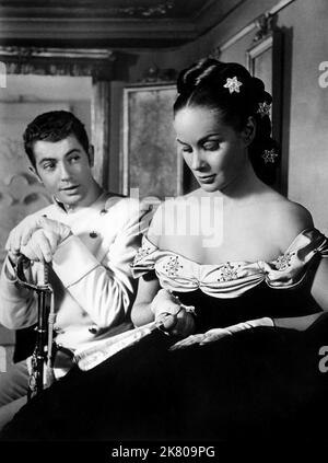 Farley Granger & Alida Valli Film: La contessa di Wanton; Livia (1954) personaggi: Il tenore Franz Mahler & la contessa Livia Serpieri regista: Luchino Visconti 01 settembre 1954 **AVVERTENZA** questa fotografia è esclusivamente per uso editoriale ed è copyright dei FILM FLEETWOOD e/o del fotografo assegnato dalla Film o dalla Società di produzione e può essere riprodotta solo da pubblicazioni in concomitanza con la promozione del film di cui sopra. È richiesto un credito obbligatorio per I FILM FLEETWOOD. Il fotografo deve essere accreditato anche quando è noto. Nessun uso commerciale può essere concesso senza autorizzazione scritta Foto Stock