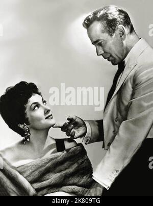 Gina Lollobrigida, Humphrey Bogart Film: Beat the Devil (1953) personaggi: Maria Dannreuther, Billy Dannreuther regista: John Huston 24 novembre 1953 **AVVERTENZA** questa fotografia è solo per uso editoriale ed è copyright di UNITED ARTISTS e/o del fotografo assegnato dalla Film o dalla Production Company e può essere riprodotta solo da pubblicazioni in concomitanza con la promozione del film di cui sopra. È richiesto un credito obbligatorio per GLI ARTISTI UNITI. Il fotografo deve essere accreditato anche quando è noto. Nessun uso commerciale può essere concesso senza autorizzazione scritta da parte della Film Company. Foto Stock