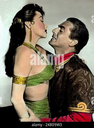 Mari Blanchard & Victor mature Film: I veli di Bagdad (1956) personaggi: Selima & Antar 07 Ottobre 1953 **AVVERTENZA** questa fotografia è solo per uso editoriale ed è copyright di UI e/o del fotografo assegnato dalla Film o dalla Società di produzione e può essere riprodotta solo da pubblicazioni in concomitanza con la promozione del film di cui sopra. È richiesto un credito obbligatorio all'interfaccia utente. Il fotografo deve essere accreditato anche quando è noto. Nessun uso commerciale può essere concesso senza autorizzazione scritta da parte della Film Company. Foto Stock