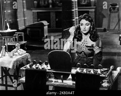 Joan Collins Film: Terra dei Faraoni (1955) personaggi: Principessa Nellifer regista: Howard Hawks 24 giugno 1955 **AVVERTENZA** questa fotografia è solo per uso editoriale ed è copyright di WARNER BROS e/o del fotografo assegnato dalla Film o dalla Production Company e può essere riprodotta solo da pubblicazioni in concomitanza con la promozione del film di cui sopra. È richiesto un credito obbligatorio a WARNER BROS. Il fotografo deve essere accreditato anche quando è noto. Nessun uso commerciale può essere concesso senza autorizzazione scritta da parte della Film Company. Foto Stock