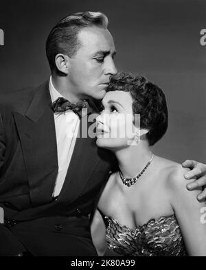 Bing Crosby & Jane Wyman Film: Just for You (1954) personaggi: Jordan Blake & Carolina Hill regista: Elliott Nugent 01 settembre 1952 **AVVERTENZA** questa fotografia è esclusivamente per uso editoriale ed è copyright di PARAMOUNT e/o del fotografo assegnato dalla Film o dalla Production Company e può essere riprodotta solo da pubblicazioni in concomitanza con la promozione del film sopra citato. È richiesto un credito obbligatorio a PARAMOUNT. Il fotografo deve essere accreditato anche quando è noto. Nessun uso commerciale può essere concesso senza autorizzazione scritta da parte della Film Company. Foto Stock