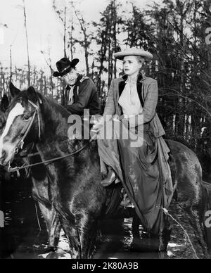 William Holden & Constance Towers Film: The Horse Soldiers (1955) personaggi: Major Henry 'Hank' Kendall (chirurgo reggimento) & Miss Hannah Hunter of Greenbriar 12 giugno 1959 **AVVERTENZA** questa fotografia è solo per uso editoriale ed è copyright di UNITED ARTISTS e/o del fotografo assegnato dalla Film o Production Company e può essere riprodotta solo da pubblicazioni in concomitanza con la promozione del film di cui sopra. È richiesto un credito obbligatorio per GLI ARTISTI UNITI. Il fotografo deve essere accreditato anche quando è noto. Nessun uso commerciale può essere concesso senza autorizzazione scritta da parte di t Foto Stock