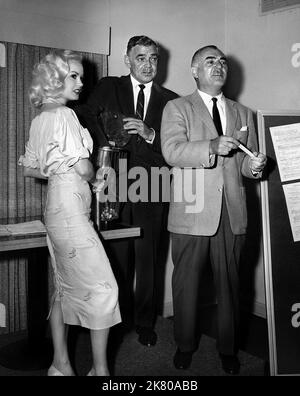 Mamie Van Doren, Clark Gable & William Perlberg Film: Animale domestico dell'insegnante (USA 1958) personaggi: Peggy DeFore,James Gannon / James Gallangher & regista: George Seaton 01 aprile 1958 **AVVERTENZA** questa fotografia è solo per uso editoriale ed è copyright di IMMAGINI DI PRIMARIA IMPORTANZA e/o del fotografo assegnato dalla Film o dalla Production Company e può essere riprodotta solo da pubblicazioni in concomitanza con la promozione del film di cui sopra. È richiesto un credito obbligatorio per LE FOTO DI PARAMOUNT. Il fotografo deve essere accreditato anche quando è noto. Nessun uso commerciale può essere concesso senza autorizzazione scritta Foto Stock