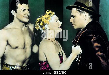 Cornel Wilde, Betty Hutton & Charlton Heston Film: The Greatest Show on Earth (1950) personaggi: The Great Sebastian,Holly & Brad Braden regista: Demille 10 Gennaio 1952 **AVVERTENZA** questa fotografia è esclusivamente per uso editoriale ed è copyright delle IMMAGINI DI PRIMARIA IMPORTANZA e/o del fotografo assegnato dalla Film o dalla Società di produzione e può essere riprodotta solo da pubblicazioni in concomitanza con la promozione del film di cui sopra. È richiesto un credito obbligatorio per LE FOTO DI PARAMOUNT. Il fotografo deve essere accreditato anche quando è noto. Nessun uso commerciale può essere concesso senza una lettera A. Foto Stock