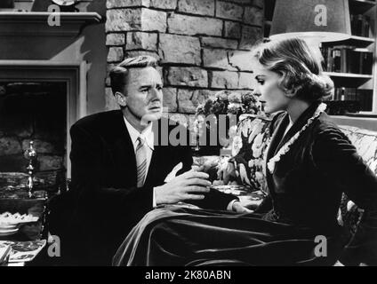 Van Johnson & Dorothy Mcguire Film: Invito (1951) personaggi: Daniel I. 'Dan' Pierce & Ellen Bowker Pierce regista: Gottfried Reinhardt 29 gennaio 1952 **AVVERTENZA** questa fotografia è solo per uso editoriale ed è copyright di MGM e/o del fotografo assegnato dalla Film o dalla Production Company e può essere riprodotta solo da pubblicazioni in concomitanza con la promozione del film di cui sopra. È richiesto un credito obbligatorio a MGM. Il fotografo deve essere accreditato anche quando è noto. Nessun uso commerciale può essere concesso senza autorizzazione scritta da parte della Film Company. Foto Stock