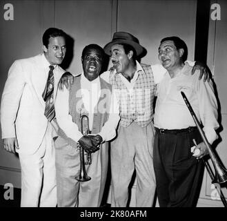 Ralph Meeker, Louis Armstrong, Gilbert Roland e Jack Teagarden Film: Glory Alley (1951) personaggi: Calzini Barbarrosa,Shadow Johnson,Peppi Donnato & Hstesso 06 Giugno 1952 **AVVERTENZA** questa fotografia è esclusivamente per uso editoriale ed è copyright di MGM e/o del fotografo assegnato dalla Film o dalla Production Company e può essere riprodotta solo da pubblicazioni in concomitanza con la promozione del film di cui sopra. È richiesto un credito obbligatorio a MGM. Il fotografo deve essere accreditato anche quando è noto. Nessun uso commerciale può essere concesso senza autorizzazione scritta da parte della Film Company. Foto Stock