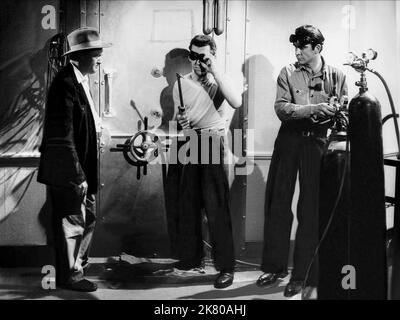 John Paul, Murray Kash & Sean Connery Film: Time Lock; (Regno Unito 1957) personaggi: Caposquadra (non accreditato), saldatore #2 e saldatore #1 regista: Gerald Thomas 27 agosto 1957 **AVVERTENZA** questa fotografia è solo per uso editoriale ed è copyright di BEACONSFIELD PRODUCTIONS e/o del fotografo assegnato dalla Film o dalla Production Company e può essere riprodotta solo da pubblicazioni in concomitanza con la promozione del film di cui sopra. È richiesto un credito obbligatorio per LE PRODUZIONI BEACONSFIELD. Il fotografo deve essere accreditato anche quando è noto. Nessun uso commerciale può essere concesso senza autorizzazione scritta Foto Stock