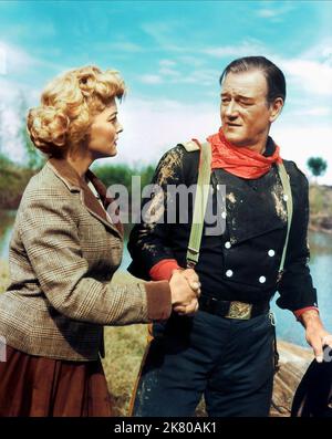 Constance Towers & John Wayne Film: The Horse Soldiers (1959) personaggi: Miss Hannah Hunter of Greenbriar & col. John Marlowe regista: John Ford 12 giugno 1959 **AVVERTENZA** questa fotografia è solo per uso editoriale ed è copyright di UNITED ARTISTS e/o del fotografo assegnato dalla Film o dalla Production Company e può essere riprodotta solo da pubblicazioni in concomitanza con la promozione del film di cui sopra. È richiesto un credito obbligatorio per GLI ARTISTI UNITI. Il fotografo deve essere accreditato anche quando è noto. Nessun uso commerciale può essere concesso senza autorizzazione scritta da parte del Compa pellicola Foto Stock