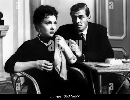 Gina Lollobrigida & Edward Underdown Film: Beat the Devil (1953) personaggi: Maria Dannreuther & Harry Chelm regista: John Huston 24 novembre 1953 **AVVERTENZA** questa fotografia è solo per uso editoriale ed è copyright di UNITED ARTISTS e/o del fotografo assegnato dalla Film o dalla Production Company e può essere riprodotta solo da pubblicazioni in concomitanza con la promozione del film di cui sopra. È richiesto un credito obbligatorio per GLI ARTISTI UNITI. Il fotografo deve essere accreditato anche quando è noto. Nessun uso commerciale può essere concesso senza autorizzazione scritta da parte della Film Company. Foto Stock