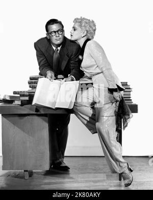 William Holden & Judy Holliday Film Born Yesterday (USA 1950) personaggi: Paul Verrall & Emma 'Billie' Dawn regista: George Cukor 25 dicembre 1950 **ATTENZIONE** questa fotografia è ad uso esclusivamente editoriale ed è copyright della COLUMBIA e/o del fotografo assegnato dalla Film or Production Company e può essere riprodotta solo da pubblicazioni in concomitanza con la promozione del suddetto Film. È richiesto un credito obbligatorio a COLUMBIA. Il fotografo deve essere accreditato anche se conosciuto. Nessun uso commerciale può essere concesso senza l'autorizzazione scritta di The Film Company. Foto Stock