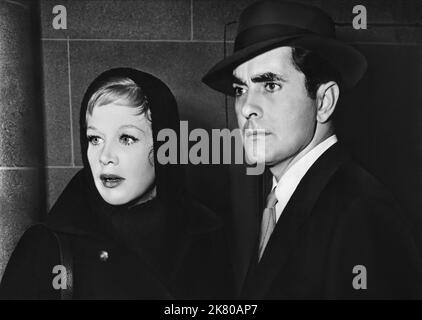 Hildegard Knef & Tyrone Power Film: Corriere diplomatico (USA 1952) personaggi: Janine Betki (come Hildegarde Neff) & Mike Kells regista: Henry Hathaway 13 giugno 1952 **AVVERTENZA** questa fotografia è solo per uso editoriale ed è copyright di 20th CENTURY FOX e/o del fotografo assegnato dalla Film o dalla Production Company e può essere riprodotta solo da pubblicazioni in concomitanza con la promozione del film di cui sopra. È richiesto un credito obbligatorio a 20th CENTURY FOX. Il fotografo deve essere accreditato anche quando è noto. Nessun uso commerciale può essere concesso senza l'autorizzazione scritta della Fil Foto Stock