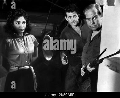 Dorothy Dandridge, Stuart Whitman & Broderick Crawford Film: The Decks Ran Red (1954) personaggi: Mahia, Leroy Martin & Henry Scott regista: Andrew L. Stone 10 ottobre 1958 **AVVERTENZA** questa fotografia è solo per uso editoriale ed è copyright di MGM e/o del fotografo assegnato dalla Film o dalla Production Company e può essere riprodotta solo da pubblicazioni in concomitanza con la promozione del film di cui sopra. È richiesto un credito obbligatorio a MGM. Il fotografo deve essere accreditato anche quando è noto. Nessun uso commerciale può essere concesso senza autorizzazione scritta da parte della Film Company. Foto Stock