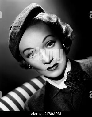 Marlene Dietrich Film: No Highway; No Highway in the Sky (UK 1951) personaggi: Monica Teasdale regista: Henry Koster 28 giugno 1951 **AVVERTENZA** questa fotografia è solo per uso editoriale ed è copyright di 20th CENTURY FOX e/o del fotografo assegnato dalla Film o dalla Production Company e può essere riprodotta solo da pubblicazioni in concomitanza con la promozione del film di cui sopra. È richiesto un credito obbligatorio a 20th CENTURY FOX. Il fotografo deve essere accreditato anche quando è noto. Nessun uso commerciale può essere concesso senza autorizzazione scritta da parte della Film Company. Foto Stock