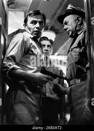 Scena con James Mason Film: The Decks Ran Red (1958) personaggi: CON Capt. Edwin Rummill regista: Andrew L. Stone 10 ottobre 1958 **AVVERTENZA** questa fotografia è solo per uso editoriale ed è copyright di MGM e/o del fotografo assegnato dalla Film o dalla Production Company e può essere riprodotta solo da pubblicazioni in concomitanza con la promozione del film di cui sopra. È richiesto un credito obbligatorio a MGM. Il fotografo deve essere accreditato anche quando è noto. Nessun uso commerciale può essere concesso senza autorizzazione scritta da parte della Film Company. Foto Stock