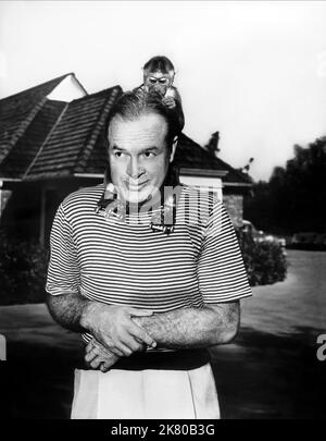 Bob Hope & Monkey Film The Seven Little Foys (1955) regista: Melville Shavelson 01 giugno 1955 **ATTENZIONE** questa fotografia è solo per uso editoriale ed è copyright di IMMAGINI DI PRIM'ORDINE e/o il fotografo assegnato dalla Film o Production Company e può essere riprodotta solo da pubblicazioni in concomitanza con la promozione del suddetto Film. È richiesto un credito obbligatorio per LE FOTO DI IMPORTANZA FONDAMENTALE. Il fotografo deve essere accreditato anche se conosciuto. Nessun uso commerciale può essere concesso senza l'autorizzazione scritta di The Film Company. Foto Stock