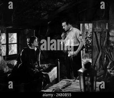 Margaret Lockwood & Dane Clark Film: Highly Dangerous (1950) personaggi: Frances Gray & Bill Casey regista: Roy Ward Baker 06 dicembre 1950 **AVVERTENZA** questa fotografia è solo per uso editoriale ed è copyright dei DISTRIBUTORI GENERALI DI FILM e/o del fotografo assegnato dalla Film o dalla Production Company e può essere riprodotta solo da pubblicazioni in concomitanza con la promozione del film di cui sopra. È richiesto un credito obbligatorio per i DISTRIBUTORI DI FILM GENERICI. Il fotografo deve essere accreditato anche quando è noto. Nessun uso commerciale può essere concesso senza l'autorizzazione scritta del Film Co Foto Stock