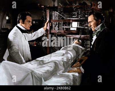 Francis Matthews & Peter Cushing Film: La vendetta di Frankenstein; sangue di Frankenstein; i Frankenstein (1959) personaggi: Dr. Hans Kleve & Dr. Victor Stein regista: Terence Fisher 01 giugno 1958 **AVVERTENZA** questa fotografia è solo per uso editoriale ed è copyright delle PRODUZIONI DI FILM HAMMER e/o del fotografo assegnato dalla Film o dalla Production Company e può essere riprodotta solo da pubblicazioni in concomitanza con la promozione del film di cui sopra. È richiesto un credito obbligatorio per LA PRODUZIONE DI FILM A MARTELLO. Il fotografo deve essere accreditato anche quando è noto. Nessun uso commerciale può b Foto Stock