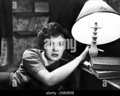 Phyllis Calvert Film: La donna senza nome (1950) personaggi: Yvonne Inverno regista: Ladislao Vajda 01 ottobre 1950 **AVVERTENZA** questa fotografia è esclusivamente per uso editoriale ed è copyright di IFP e/o del fotografo assegnato dalla Società di produzione e può essere riprodotta solo da pubblicazioni in concomitanza con la promozione del film di cui sopra. È richiesto un credito obbligatorio a IFP. Il fotografo deve essere accreditato anche quando è noto. Nessun uso commerciale può essere concesso senza autorizzazione scritta da parte della Film Company. Foto Stock