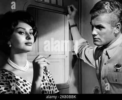 Sophia Loren & Tab Hunter Film: Quel genere di Donna (USA 1959) personaggi: Katherine aka Kay & Red regista: Sidney Lumet 01 giugno 1959 **AVVERTENZA** questa fotografia è esclusivamente per uso editoriale ed è copyright delle IMMAGINI DI PRIMARIA IMPORTANZA e/o del fotografo assegnato dalla Film o dalla Production Company e può essere riprodotta solo da pubblicazioni in concomitanza con la promozione del film di cui sopra. È richiesto un credito obbligatorio per LE FOTO DI PARAMOUNT. Il fotografo deve essere accreditato anche quando è noto. Nessun uso commerciale può essere concesso senza autorizzazione scritta da parte della Film Company. Foto Stock