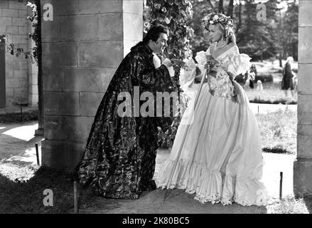 Gino Cervi & Lana Marconi Film: Affari reali a Versailles (si Versailles m'était conté) personaggi: Cagliostro, la reine Marie-Antoinette / Nicole Legay Fr/IT 1954, / Titel Auch: 'Wenn Versailles Erzählen könnte' regista: Sacha Guitry 10 febbraio 1954 **AVVERTENZA** questa fotografia è solo per uso editoriale ed è copyright di COCINEX e/o del fotografo assegnato dalla Film o dalla Production Company e può essere riprodotta solo da pubblicazioni in concomitanza con la promozione del film di cui sopra. È richiesto un credito obbligatorio a COCINEX. Il fotografo dovrebbe anche essere accreditato quando lo sa Foto Stock