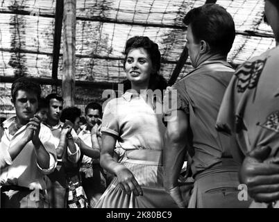 Sophia Loren Film: The River Girl (la donna del fiume) personaggi: Nives Mongolin IT/Fr 1954, regista: Mario Soldati 29 dicembre 1954 **AVVERTENZA** questa fotografia è esclusivamente per uso editoriale ed è copyright di COLUMBIA e/o del fotografo assegnato dalla Film o dalla Production Company e può essere riprodotta solo da pubblicazioni in concomitanza con la promozione del film di cui sopra. È richiesto un credito obbligatorio a COLUMBIA. Il fotografo deve essere accreditato anche quando è noto. Nessun uso commerciale può essere concesso senza autorizzazione scritta da parte della Film Company. Foto Stock