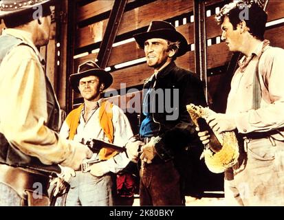 Kirk Douglas Film Man Without A Star (USA 1955) personaggi: Dempsey Rae regista: King Vidor 24 marzo 1955 **ATTENZIONE** questa fotografia è solo per uso editoriale ed è copyright di IMMAGINI UNIVERSALI e/o il fotografo assegnato dalla Film o Production Company e può essere riprodotta solo da pubblicazioni in concomitanza con la promozione del suddetto Film. È richiesto un credito obbligatorio per LE FOTO UNIVERSALI. Il fotografo deve essere accreditato anche se conosciuto. Nessun uso commerciale può essere concesso senza l'autorizzazione scritta di The Film Company. Foto Stock