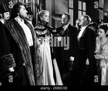 Donald Wolfit, Hildegard Knef, Derek Bond & Hubert Gregg Film: Svengali (UK 1954) personaggi: Svengali, Trilby o'Ferrall, The Laird, Durian regista: Noel Langley 01 dicembre 1954 **AVVERTENZA** questa fotografia è solo per uso editoriale ed è copyright di MGM e/o del fotografo assegnato dalla Film o dalla Production Company e può essere riprodotta solo da pubblicazioni in concomitanza con la promozione del film di cui sopra. È richiesto un credito obbligatorio a MGM. Il fotografo deve essere accreditato anche quando è noto. Nessun uso commerciale può essere concesso senza autorizzazione scritta da parte della Film Company Foto Stock