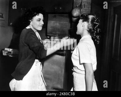 Joan Collins & Betty Lou Keim Film: The Wayward Bus (USA 1957) personaggi: Alice Chicoy, norma , la counter girl regista: Victor Vicas 27 maggio 1957 **AVVERTENZA** questa fotografia è solo per uso editoriale ed è copyright di 20th CENTURY FOX e/o del fotografo assegnato dalla Film o dalla Production Company e può essere riprodotta solo da pubblicazioni in concomitanza con la promozione del film di cui sopra. È richiesto un credito obbligatorio a 20th CENTURY FOX. Il fotografo deve essere accreditato anche quando è noto. Nessun uso commerciale può essere concesso senza autorizzazione scritta da parte della Film Company. Foto Stock