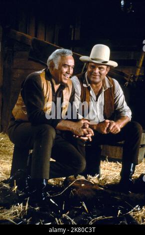 Lorne Greene & Dan Blocker Televisione: Bonanza (serie TV) personaggi: Ben Cartwright, Eric 'Hoss' Cartwright USA 1959-1973, 12 settembre 1959 **AVVERTENZA** questa fotografia è solo per uso editoriale ed è copyright di NBC e/o del fotografo assegnato dalla Film o Production Company e può essere riprodotta solo da pubblicazioni in concomitanza con la promozione del film di cui sopra. È richiesto un credito obbligatorio a NBC. Il fotografo deve essere accreditato anche quando è noto. Nessun uso commerciale può essere concesso senza autorizzazione scritta da parte della Film Company. Foto Stock