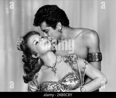 Tony Curtis & Piper Laurie Film: The Prince Who was A Thief (1951) regista: Rudolph Mate 03 luglio 1951 **AVVERTENZA** questa fotografia è solo per uso editoriale ed è copyright di UNIVERSAL e/o del fotografo assegnato dalla Film o dalla Società di produzione e può essere riprodotta solo da pubblicazioni in concomitanza con la promozione del film di cui sopra. È richiesto un credito obbligatorio a UNIVERSAL. Il fotografo deve essere accreditato anche quando è noto. Nessun uso commerciale può essere concesso senza autorizzazione scritta da parte della Film Company. Foto Stock