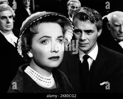 Olivia De Havilland & Dirk Bogarde Film: Libel (USA/UK 1959) regista: Anthony Asquith 23 ottobre 1959 **AVVERTENZA** questa fotografia è solo per uso editoriale ed è copyright di MGM e/o del fotografo assegnato dalla Film o dalla Production Company e può essere riprodotta solo da pubblicazioni in concomitanza con la promozione del film di cui sopra. È richiesto un credito obbligatorio a MGM. Il fotografo deve essere accreditato anche quando è noto. Nessun uso commerciale può essere concesso senza autorizzazione scritta da parte della Film Company. Foto Stock